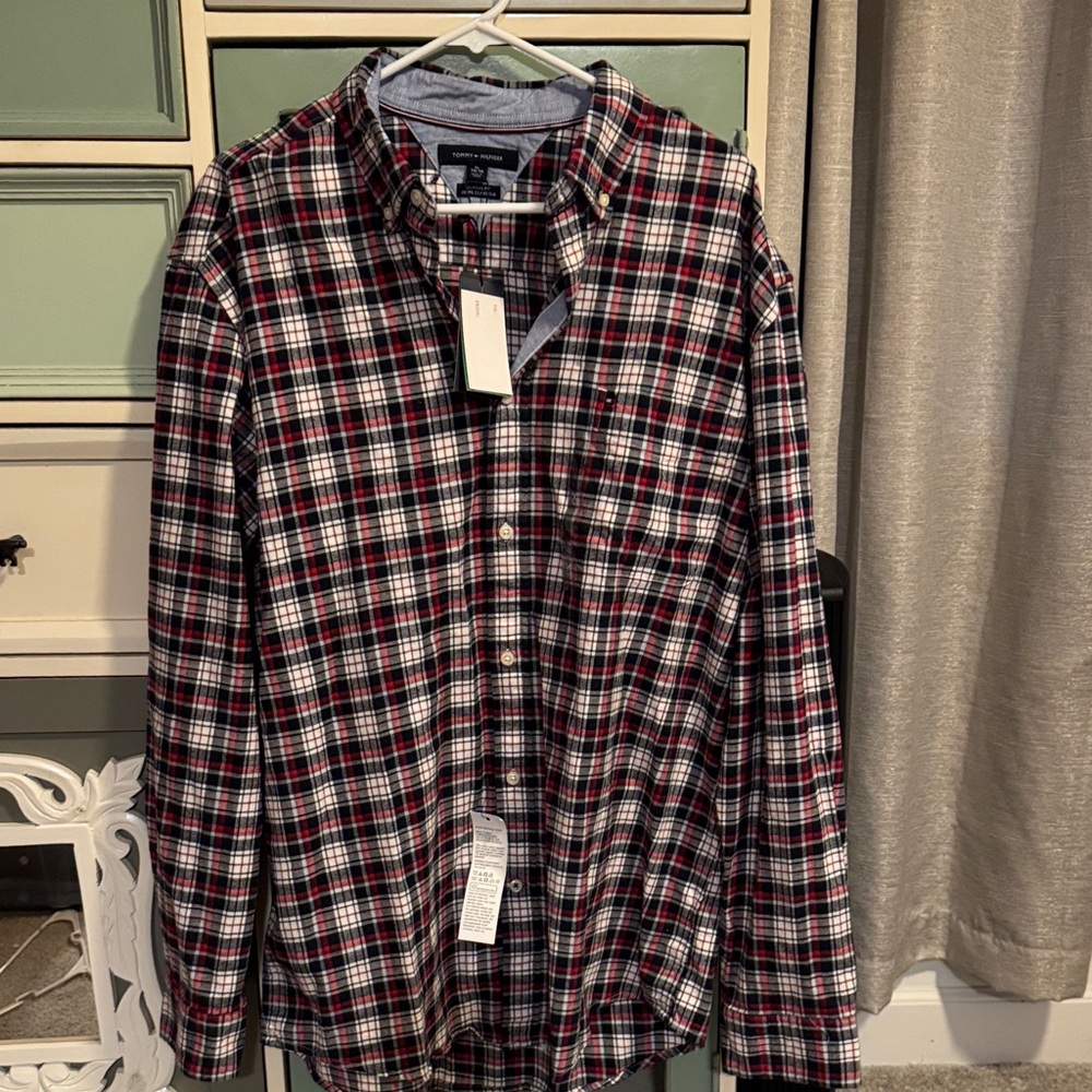 Tommy Hilfiger Red and Black Classic Fit Men’s XL Plaid Shirt